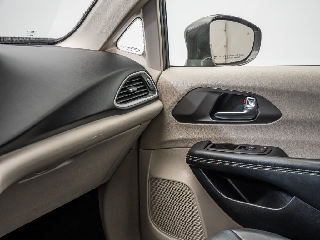 Used 2022 Chrysler Pacifica Touring-L FWD image 36