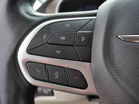 Used 2018 Chrysler Pacifica Touring-L Plus FWD image 28