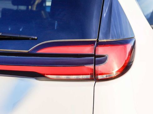 Used 2023 Chrysler Pacifica Touring-L image 10