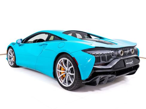 Used 2023 McLaren Artura RWD image 3
