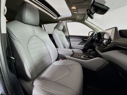 Certified 2022 Toyota Highlander XLE image 28