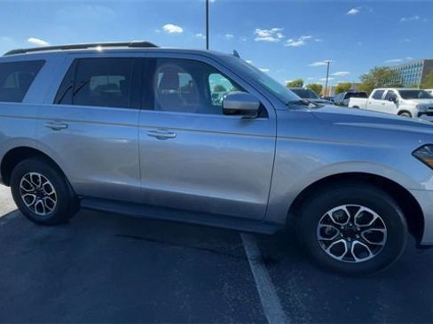 Used 2022 Ford Expedition XLT image 3