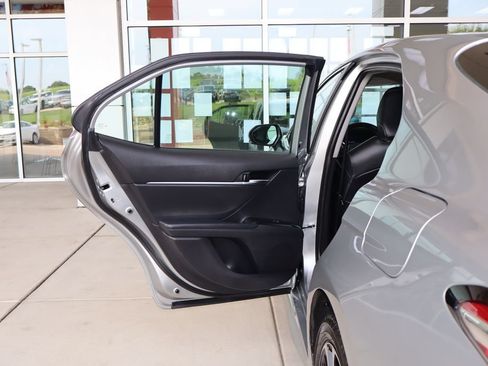 Used 2020 Toyota Camry SE w/ Sunroof Package FWD image 31