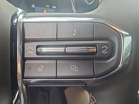 Certified 2025 GMC Canyon Denali image 19