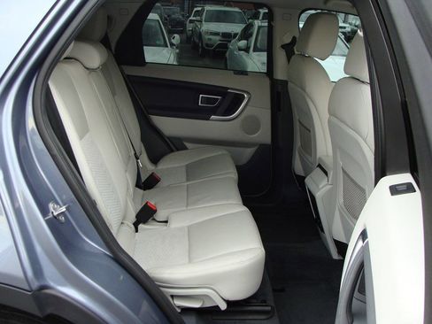 Used 2018 Land Rover Discovery Sport SE image 11