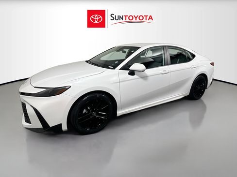 Used 2025 Toyota Camry SE FWD image 9