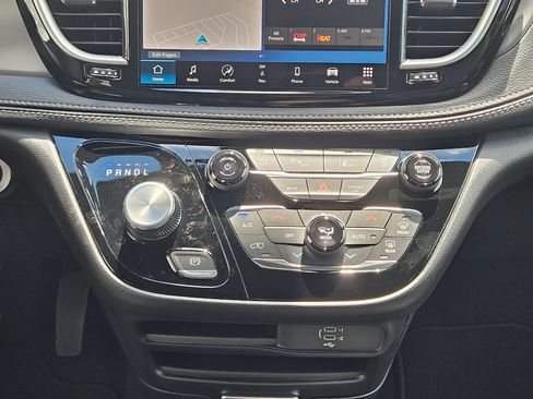 New 2027 Chrysler Pacifica Select FWD image 11