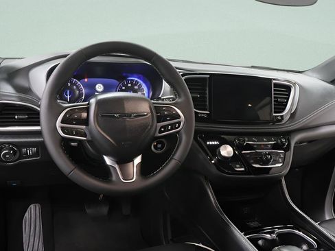 Used 2026 Chrysler Pacifica Limited FWD image 7