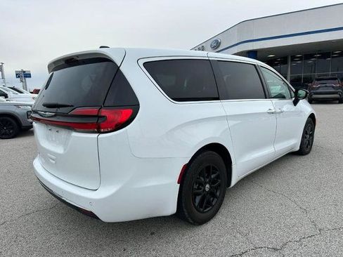 Used 2024 Chrysler Pacifica Touring-L image 7