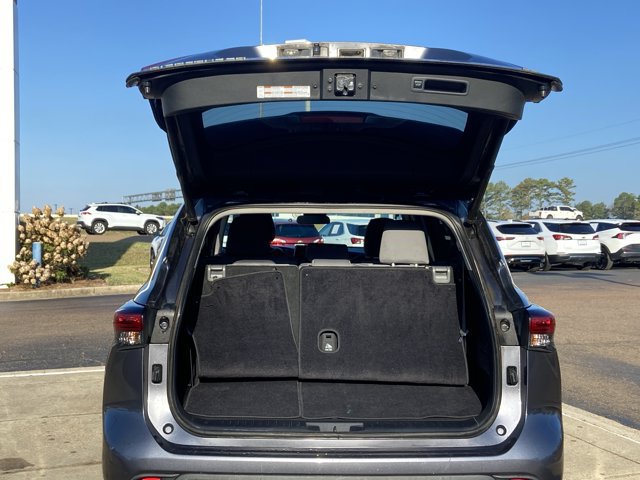 Used 2021 Toyota Highlander LE FWD image 26