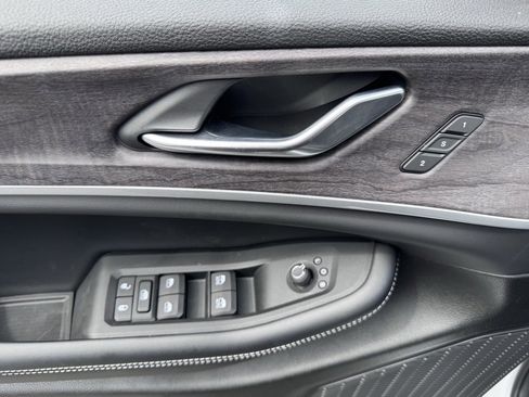 New 2025 Jeep Grand Cherokee L Limited w/ Black Appearance Package image 9