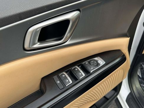 Used 2023 Kia Carnival LX image 16