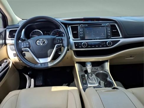 Used 2019 Toyota Highlander XLE AWD/4WD image 17