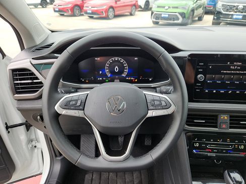 New 2026 Volkswagen Taos SE image 16