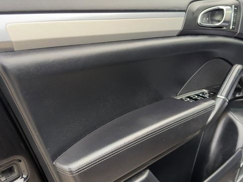 Used 2015 Porsche Cayenne Turbo image 21