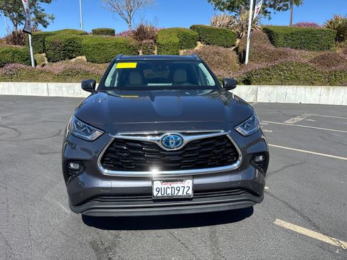 Used 2023 Toyota Highlander Limited AWD/4WD image 2