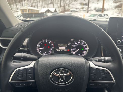 Used 2025 Toyota Highlander LE image 29