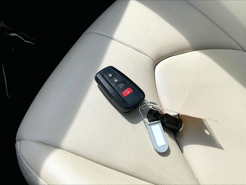 Used 2022 Toyota Highlander XLE FWD image 11