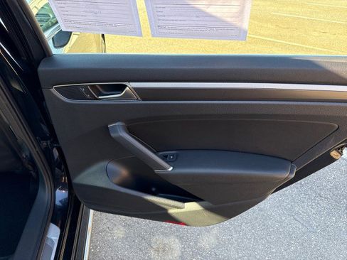 Used 2017 Volkswagen Passat 1.8T R-Line image 35