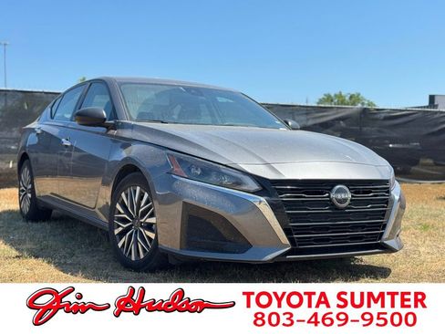 Used 2024 Nissan Altima 2.5 SV FWD image 1