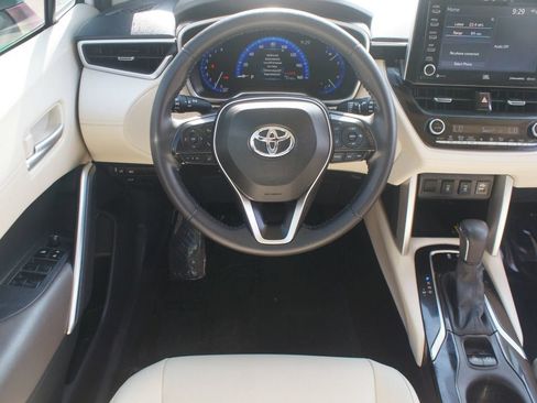 Used 2022 Toyota Corolla Cross XLE w/ Convenience Package FWD image 5