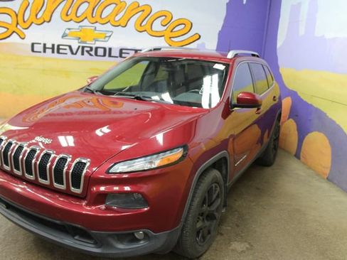 Used 2017 Jeep Cherokee Latitude w/ Cold Weather Group AWD/4WD image 4