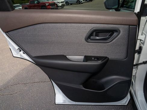 Used 2023 Nissan Rogue S image 8