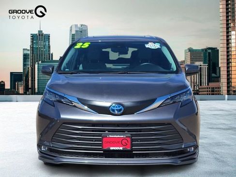 Used 2025 Toyota Sienna XLE w/ XLE Plus Package image 9