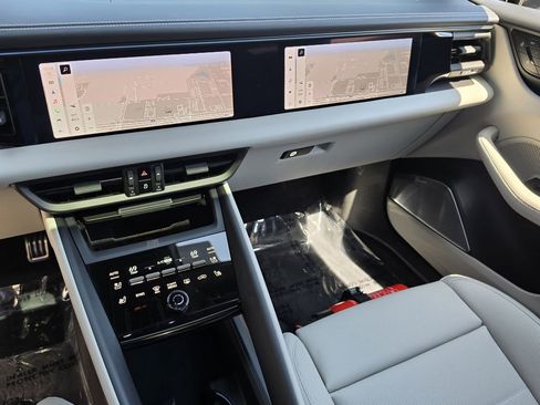Certified 2025 Porsche Macan Turbo Electric AWD/4WD image 21