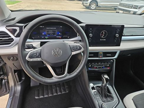 Used 2025 Volkswagen Taos SE AWD/4WD image 17