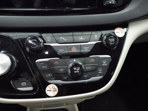 Certified 2023 Chrysler Pacifica Touring-L FWD image 30