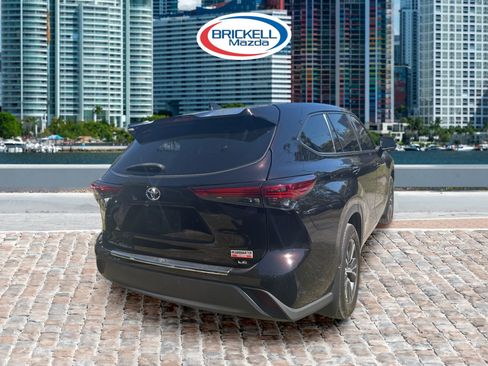 Used 2022 Toyota Highlander LE image 11