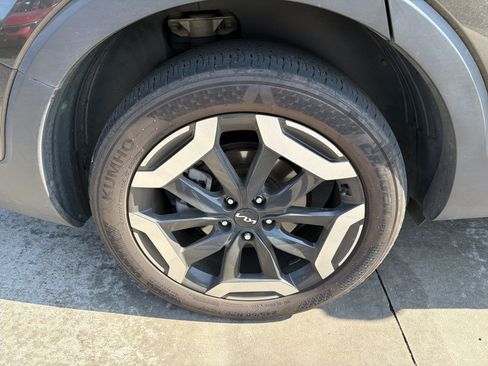 Used 2023 Kia Telluride EX w/ EX Captain's Chair Package FWD image 8
