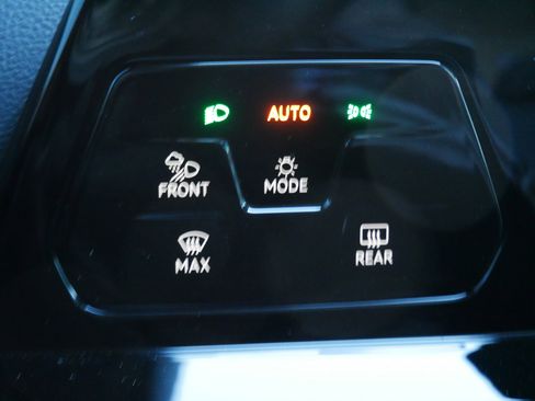 Used 2024 Volkswagen Golf R image 25