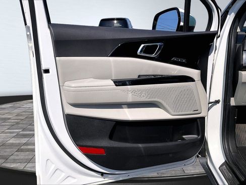 Used 2024 Kia Carnival SX Prestige FWD image 25