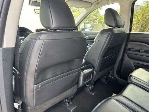 Used 2023 Nissan Pathfinder SL AWD/4WD image 16