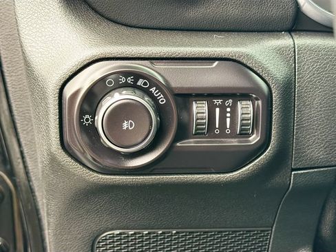Used 2018 Jeep Wrangler Unlimited Sahara AWD/4WD image 10