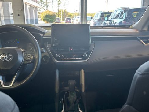 Used 2025 Toyota Corolla Cross LE image 18