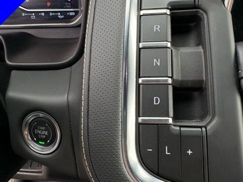 Used 2024 Chevrolet Suburban Premier w/ Premium Package 2 AWD/4WD image 19