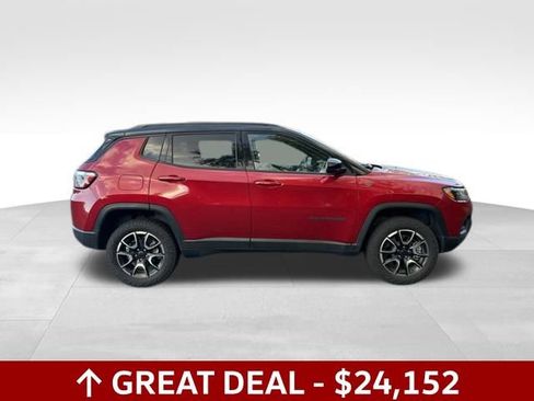 Used 2025 Jeep Compass Trailhawk image 3
