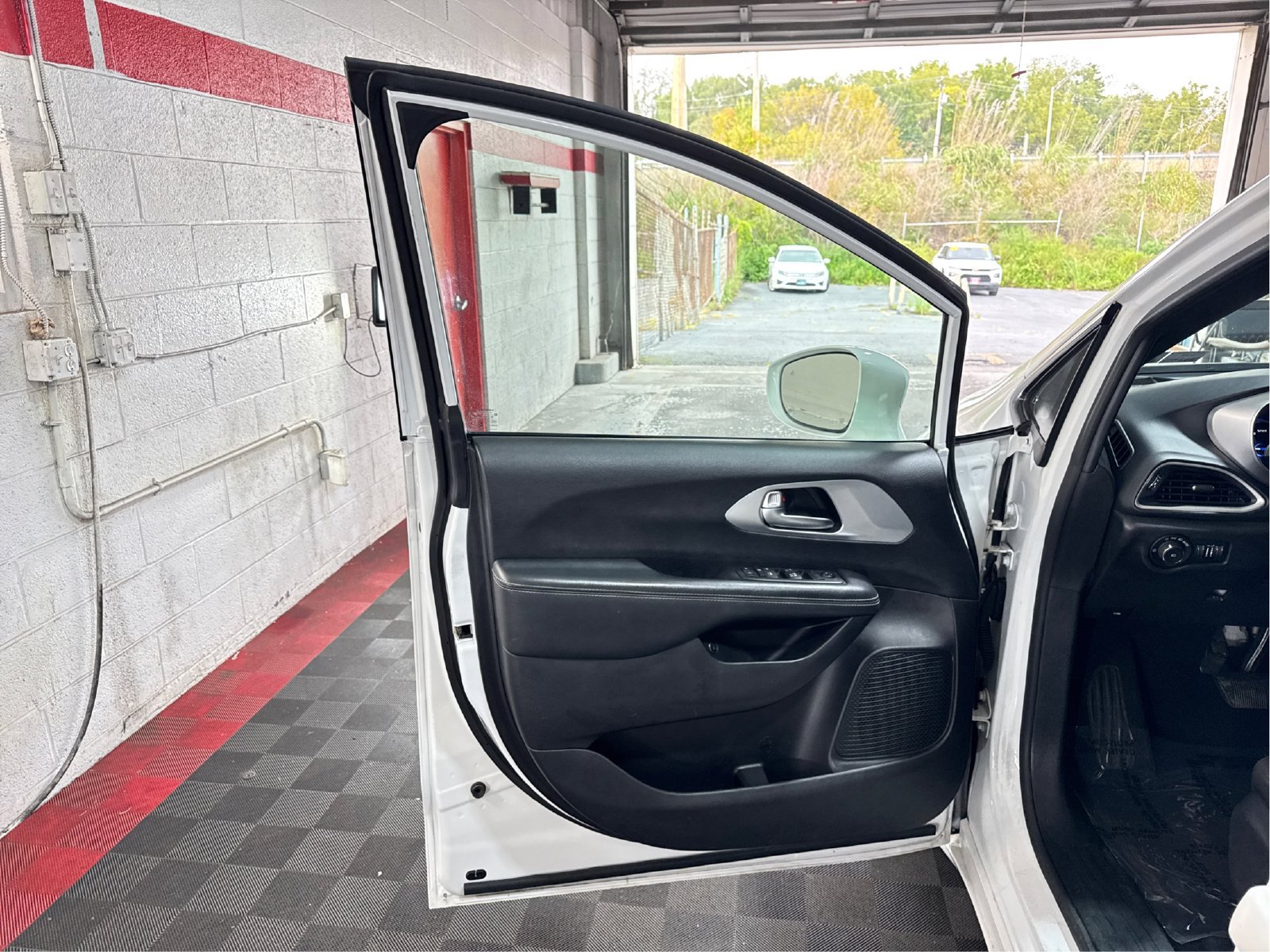 Used 2020 Chrysler Pacifica Touring w/ S Appearance Package FWD image 19