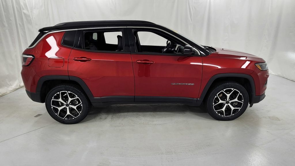 Used 2025 Jeep Compass Limited AWD/4WD image 2