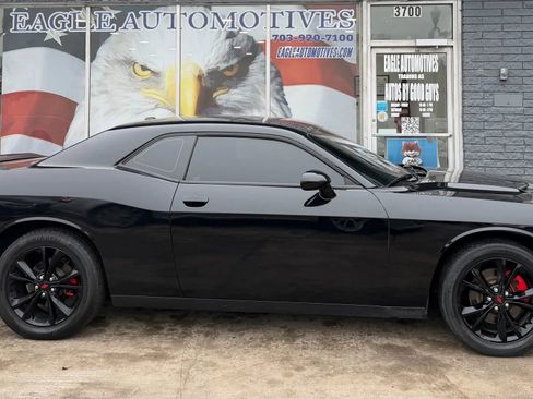 Used 2021 Dodge Challenger SXT image 2