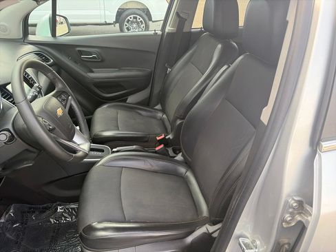 Used 2017 Chevrolet Trax LT w/ LT Convenience Package FWD image 9