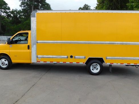 Used 2021 GMC Savana 3500 Extended w/ Power Convenience Package image 2