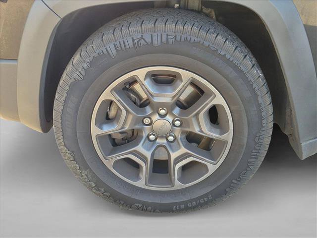 Used 2019 Jeep Cherokee Trailhawk w/ Cold Weather Group AWD/4WD image 9