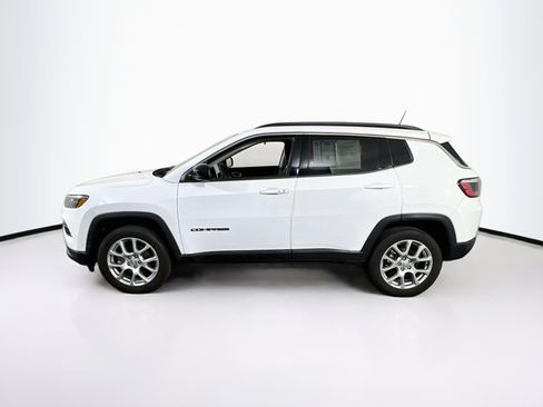 Used 2022 Jeep Compass Latitude w/ Sun and Sound Group AWD/4WD image 8