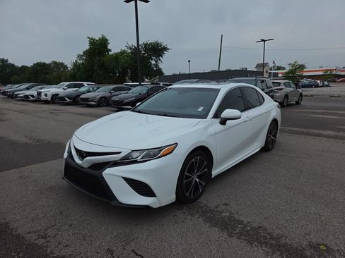 Used 2018 Toyota Camry SE w/ Moonroof Package FWD image 2