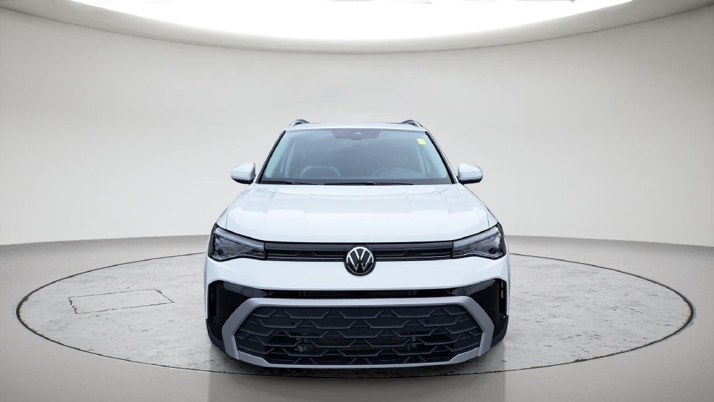 Used 2025 Volkswagen Taos SE AWD/4WD image 2