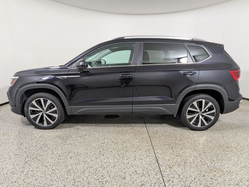 Used 2022 Volkswagen Taos SE FWD image 4